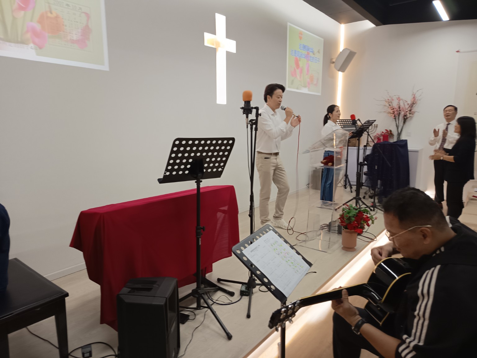 敬拜团队与乐手同心配搭服事