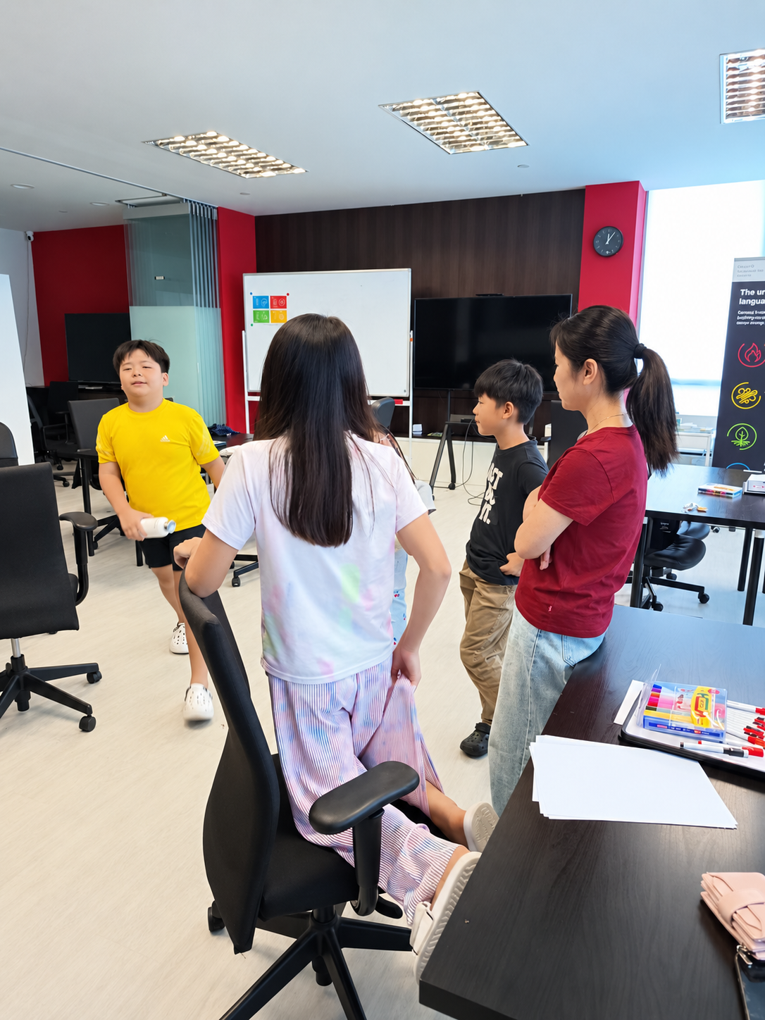 孩子们在主日学活动中互动成长