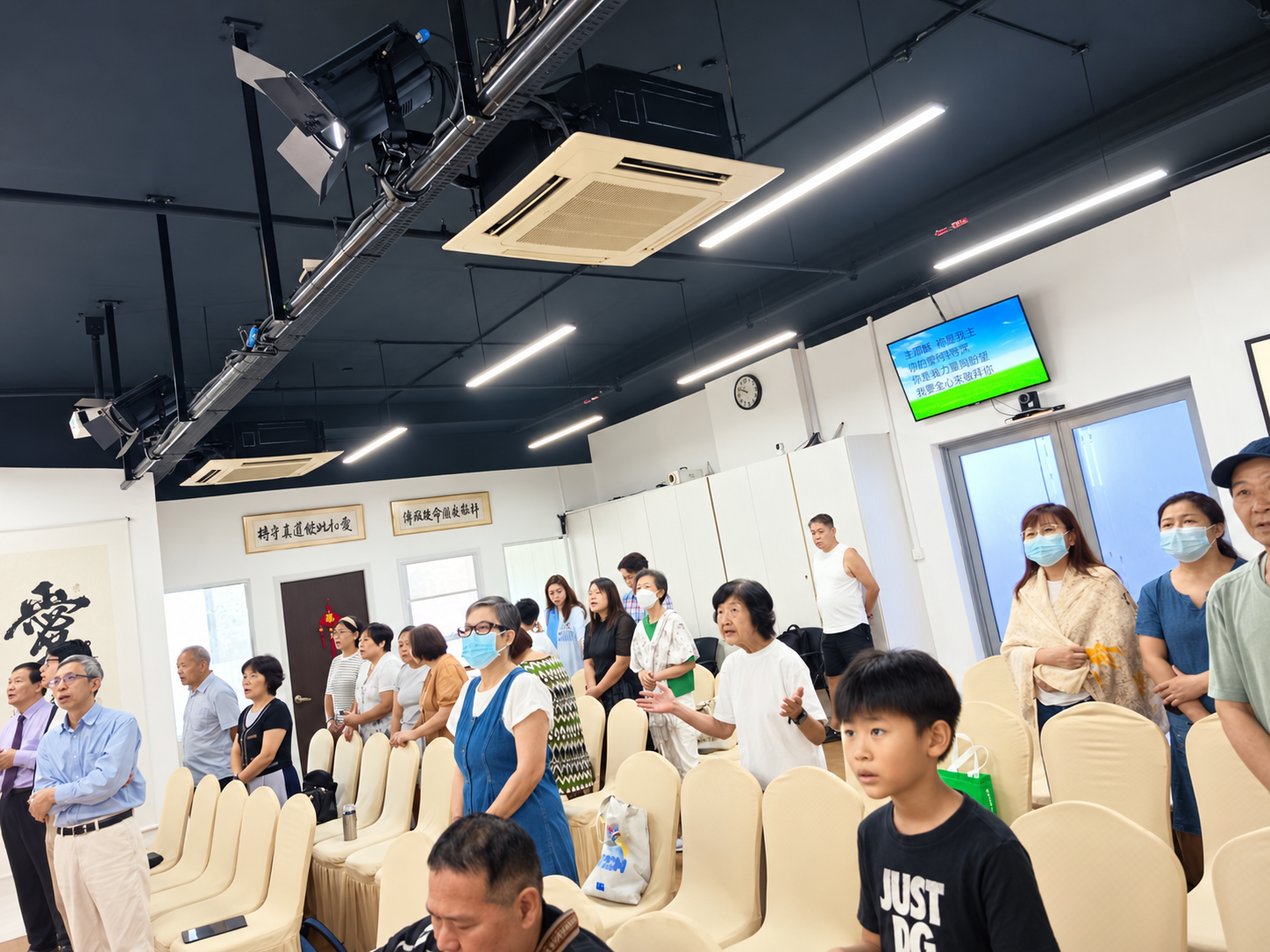 会众在敬拜中彼此连结
