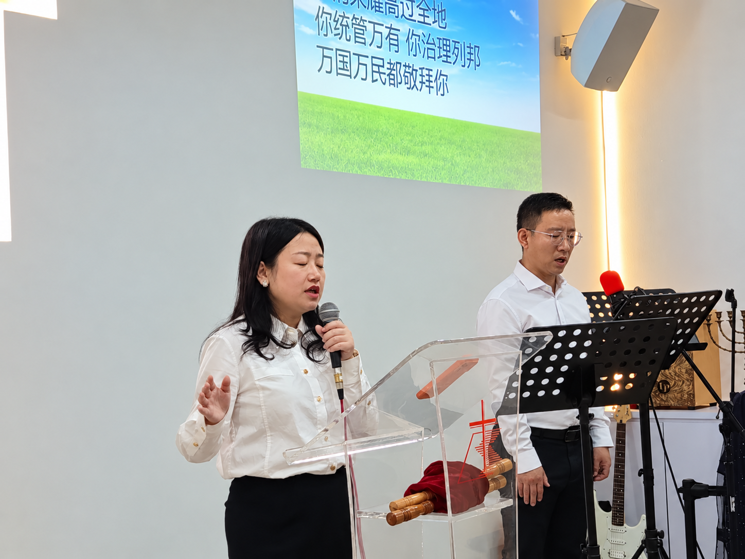 敬拜同工专心向主歌唱